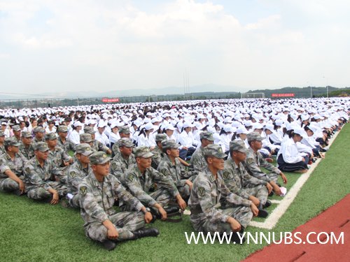 【军歌嘹亮 唱响商院】--云南师范大学商学院2013级新生军训开训仪式暨动员大会成功举行