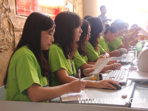 可爱的志愿者—2013迎新工作中的一道靓丽风景线