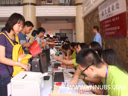 可爱的志愿者—2013迎新工作中的一道靓丽风景线