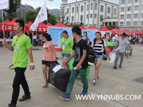 可爱的志愿者—2013迎新工作中的一道靓丽风景线