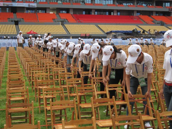 广西师范学院百名大学生志愿者参加“两会一节”志愿服务