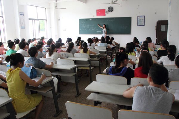 开学第一天校领导视察全校教学运行情况