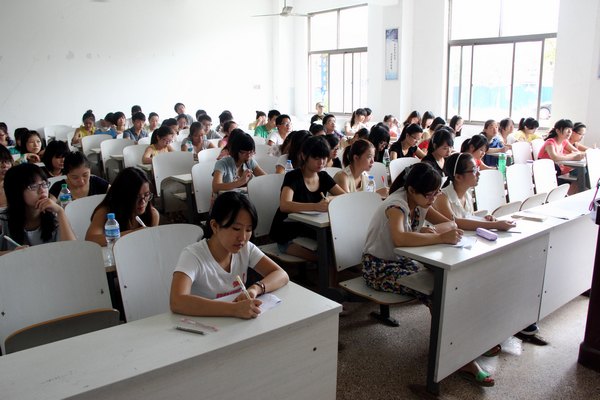 开学第一天校领导视察全校教学运行情况