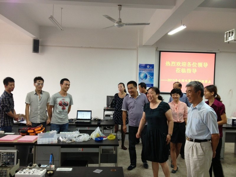 华中科技大学文华学院学子参加2013年全国大学生电子设计大赛