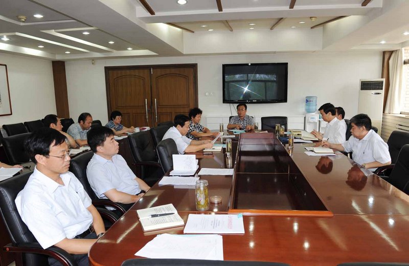 校党委开展教育实践活动讨论交流