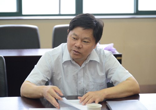 刘德富主持召开教师代表征求意见座谈会