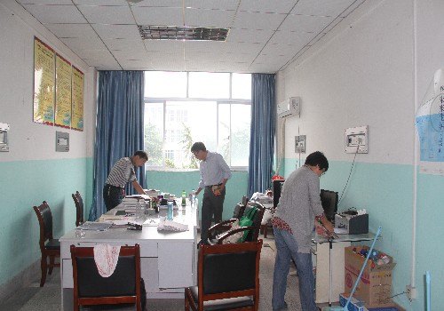 机械工程学院教职工清洁室内环境喜迎新生来校