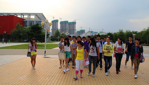 电气工程系党校组织新生游校园活动