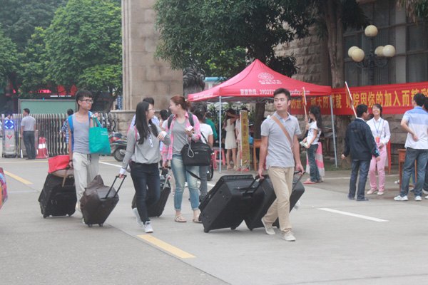 新师院人,欢迎你!——广西师范学院2013级新生报到入学