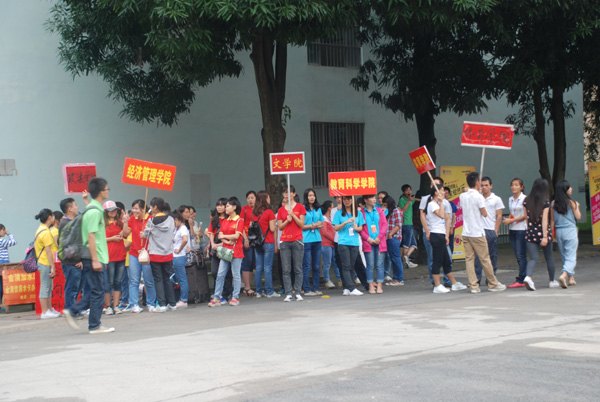 新师院人,欢迎你!——广西师范学院2013级新生报到入学
