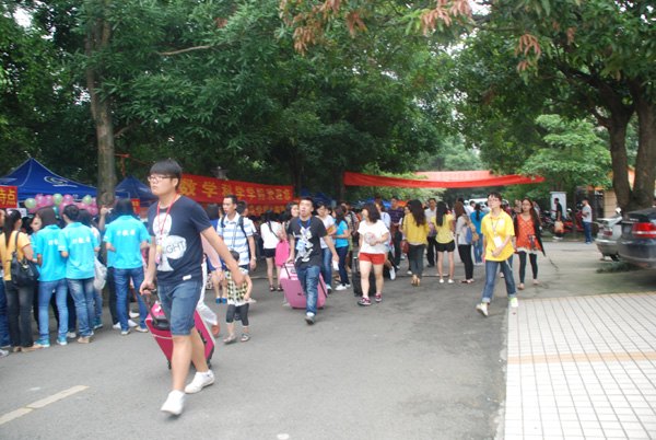 新师院人,欢迎你!——广西师范学院2013级新生报到入学