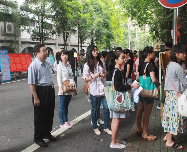 新师院人,欢迎你!——广西师范学院2013级新生报到入学