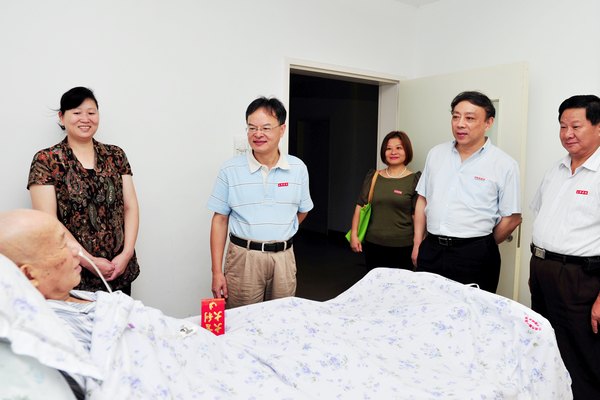 教师节校领导看望慰问老领导老同志