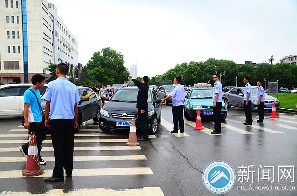 我们在雨中迎接你