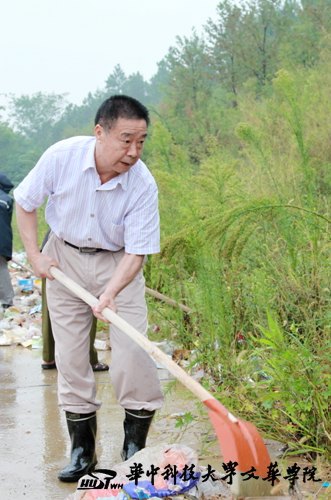 后勤保卫处60余名员工冒雨清扫后山 营造良好校园环境