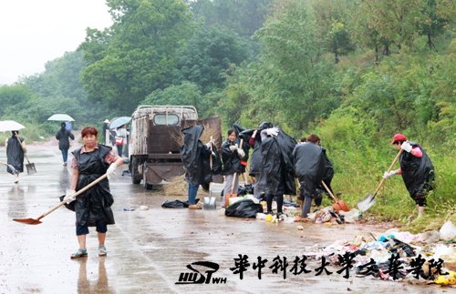 后勤保卫处60余名员工冒雨清扫后山 营造良好校园环境
