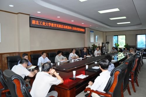 周应佳深入离退休人员中征求意见