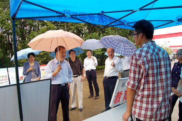 ��2013��ӭ��ϵ�б���֮����У�쵼���ָ��ӭ�¹����������������ҳ�