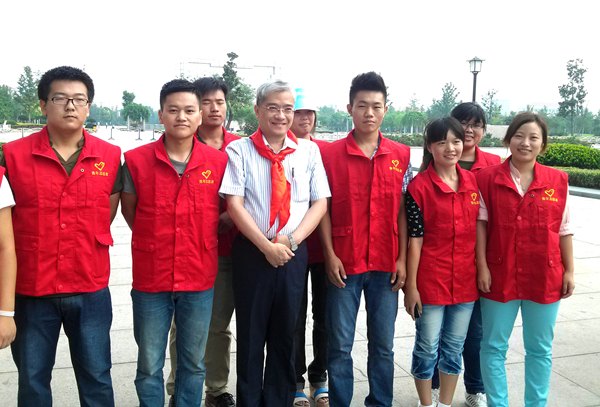 许昌首届经济财富论坛许昌学院志愿服务大展风采