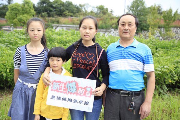 “新生爆照”活动为新生定格入学美好瞬间