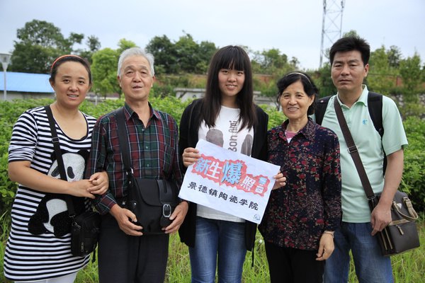 “新生爆照”活动为新生定格入学美好瞬间
