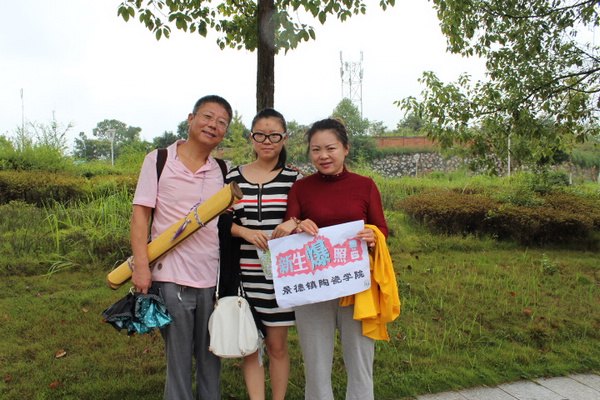 “新生爆照”活动为新生定格入学美好瞬间