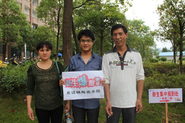 “新生爆照”活动为新生定格入学美好瞬间