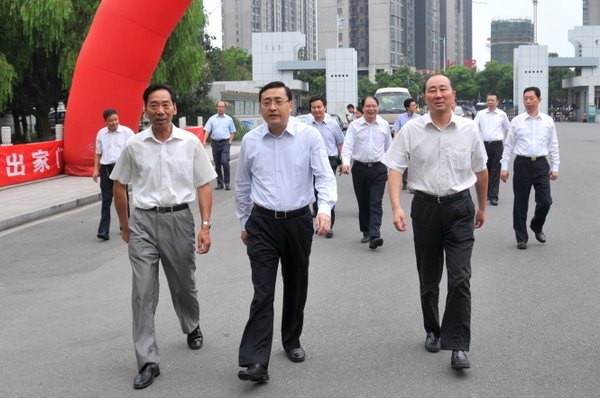 声声祝福话关切 浓浓情意暖人心 常州市代市长费高云教师节前走访慰问常州工学院师生