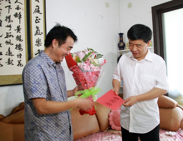 市领导教师节送慰问和祝福