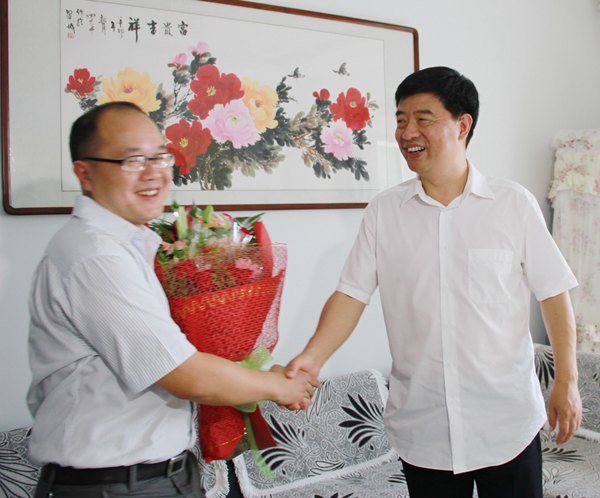 市领导教师节送慰问和祝福