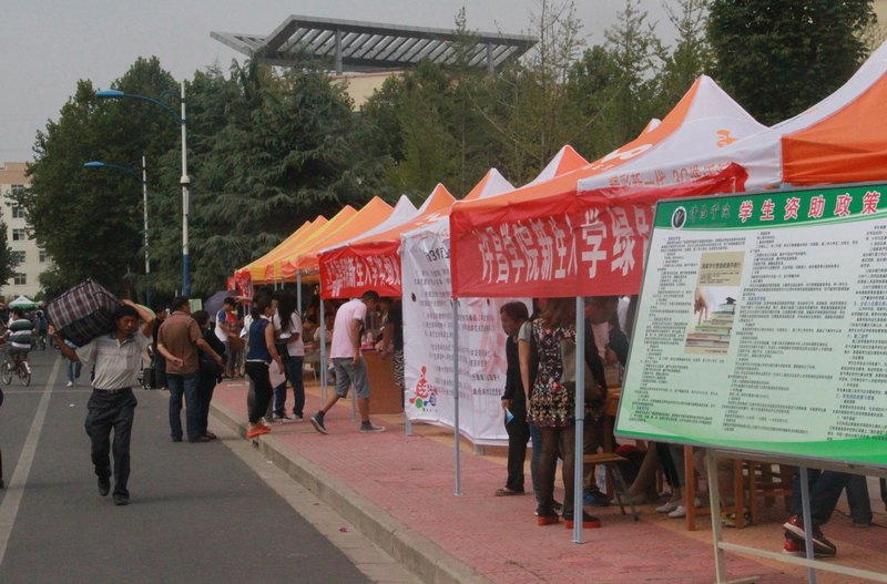 古都学府喜迎莘莘学子,荷花映日共祝美好未来
