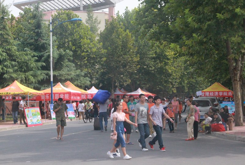 古都学府喜迎莘莘学子,荷花映日共祝美好未来