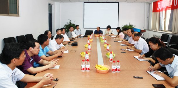 ѧУ�쵼�μӽ�ʦ����̸����ȫУ��ְԱ���½��յ��ʺ�ͳ�ߵľ���