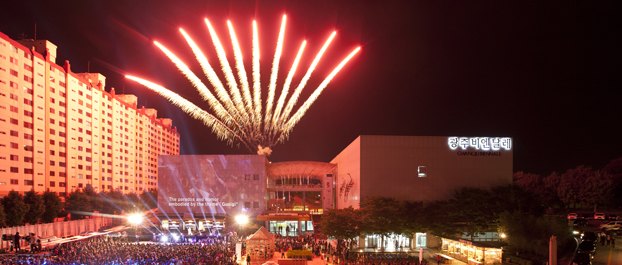 �����������˫��չ��Ļ ��������ѧԺ��ʦ���������й��ݲ�չ��