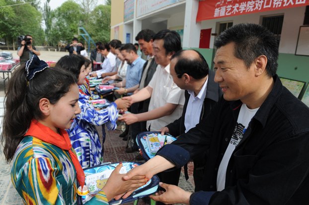 人生价值在援疆支教中升华:新疆艺术学院撰稿记中央美术学院教师傅爱臣