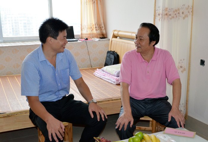 学校领导慰问教师代表