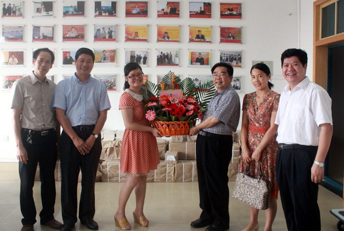 学校领导慰问教师代表