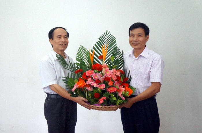 学校领导慰问教师代表