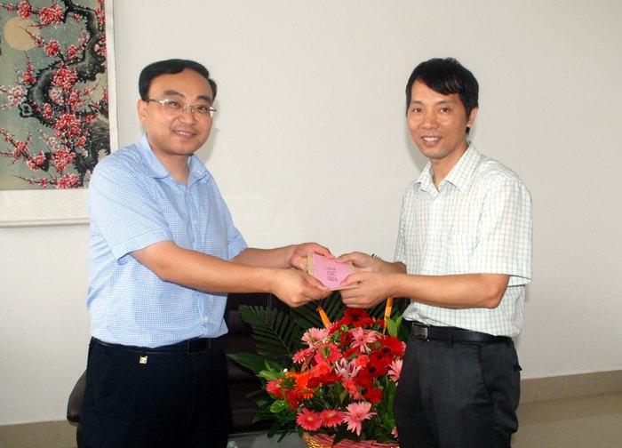 学校领导慰问教师代表