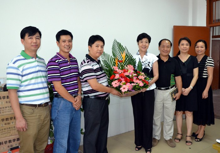 学校领导慰问教师代表