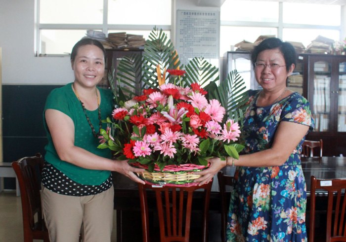 学校领导慰问教师代表