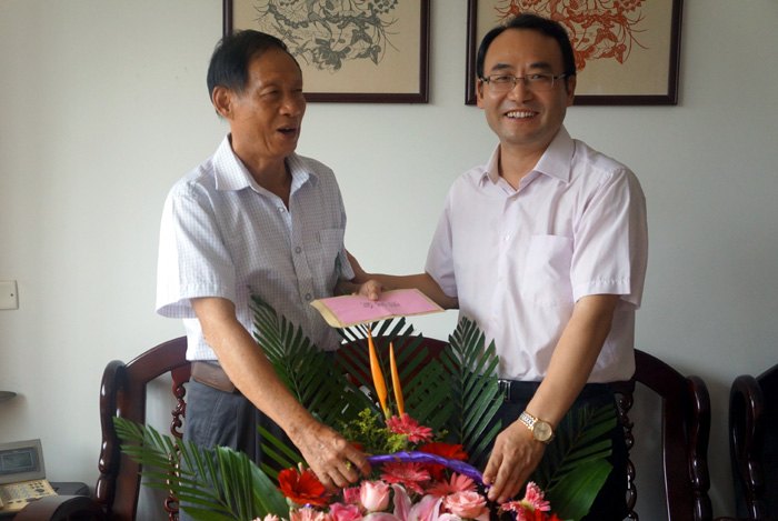 学校领导慰问教师代表