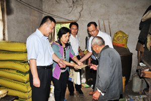 学校组织党员干部联系困难家庭