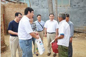 学校组织党员干部联系困难家庭