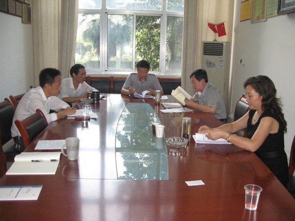 图书馆召开党的群众路线教育实践活动专题学习会