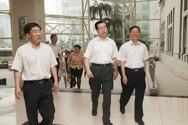 烟台市委书记张江汀一行看望慰问烟大师生