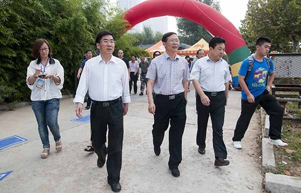 学校领导到南校区视察迎新工作并看望新同学