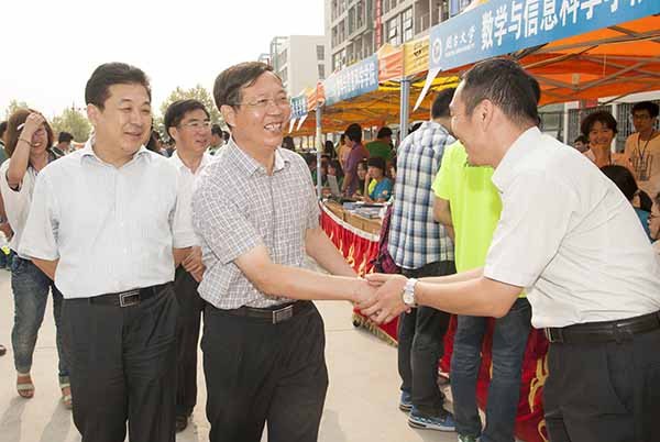 学校领导到南校区视察迎新工作并看望新同学