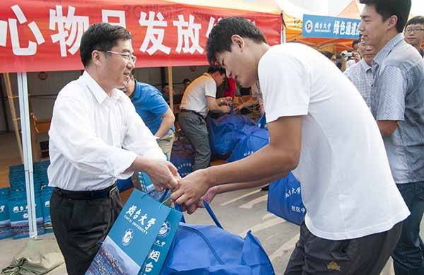 学校领导到南校区视察迎新工作并看望新同学