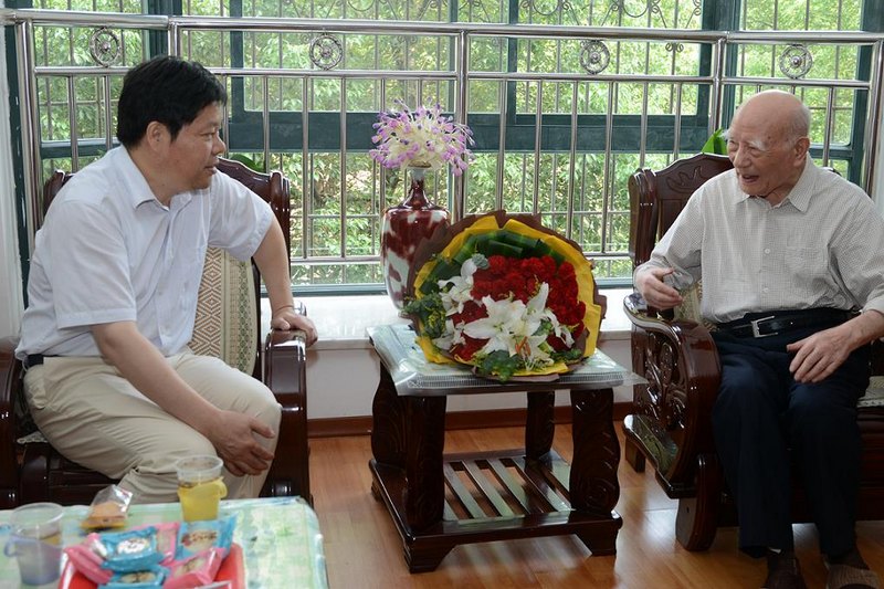 校领导教师节走访慰问教师代表